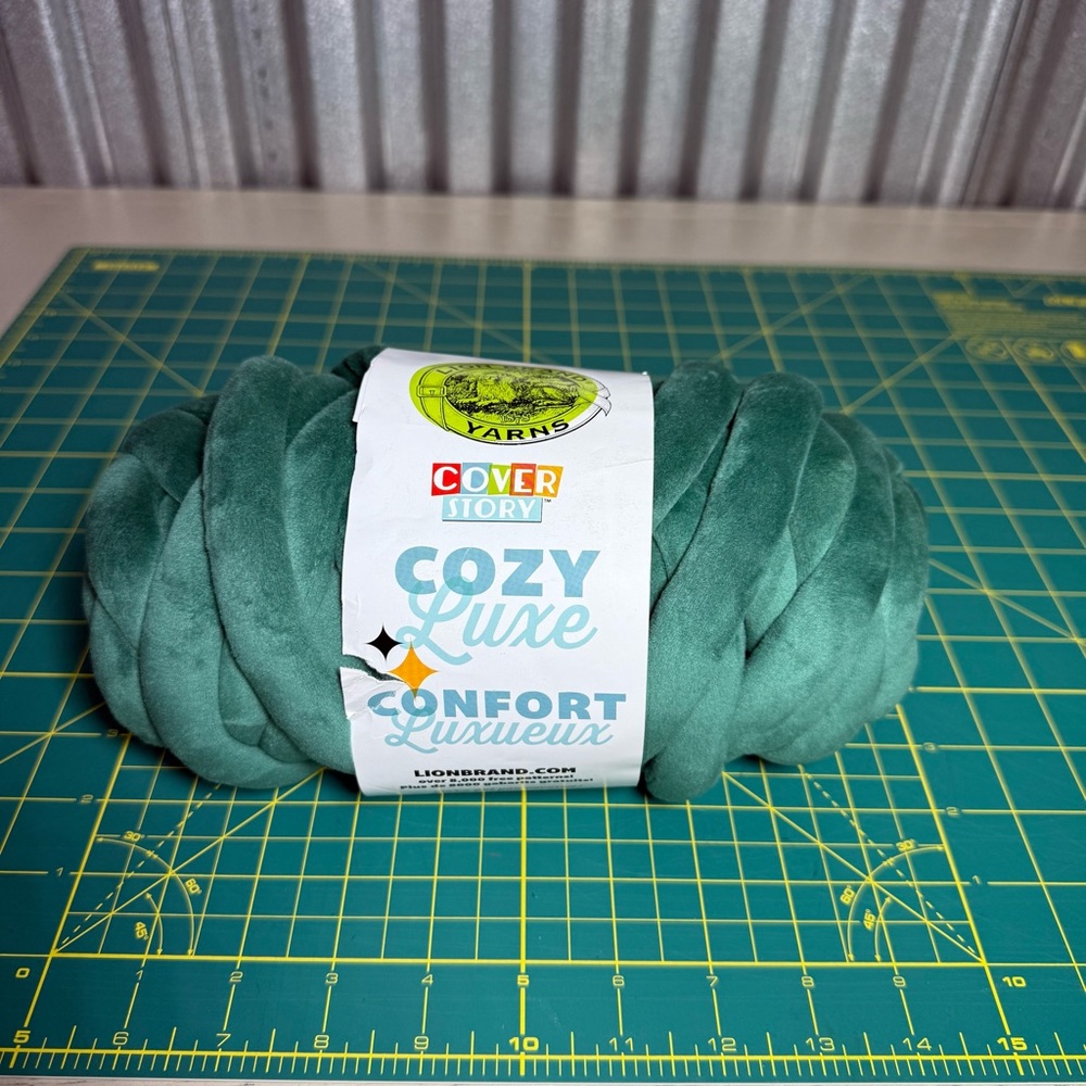 NWT Lion Brand Yarns Cover Story Cozy Luxe Tube Yarn, Hunter Green, 1 Skein